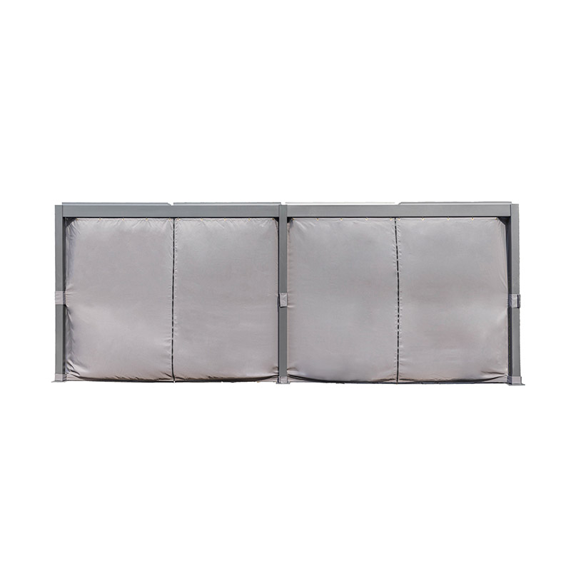 Schlichte Lamellen-Pergola mit Vorhängen und Netzen