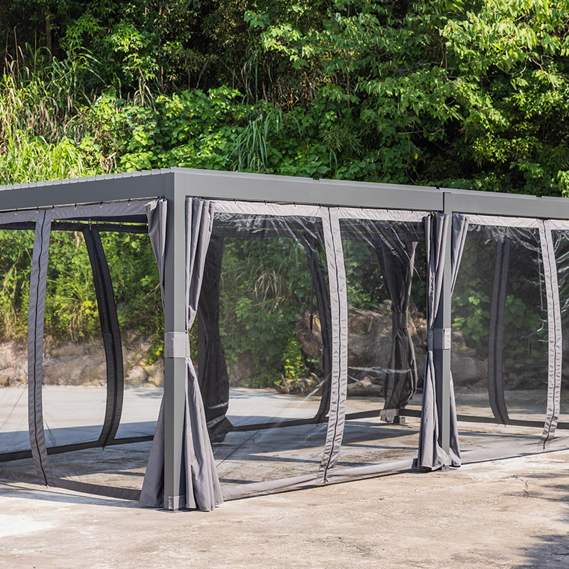 Schlichte Lamellen-Pergola mit Vorhängen und Netzen