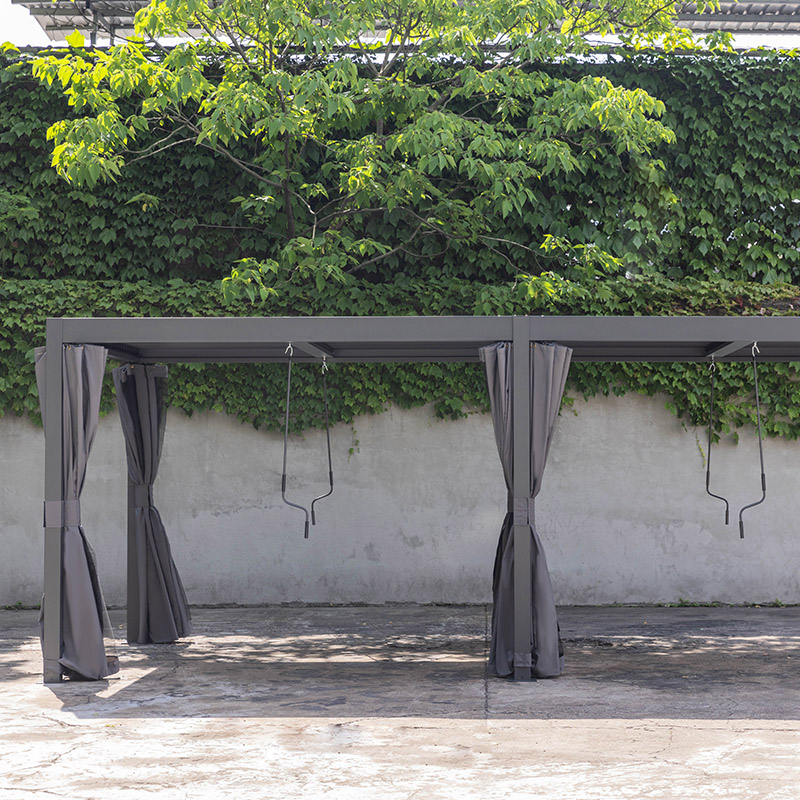 Schlichte Lamellen-Pergola mit Vorhängen und Netzen