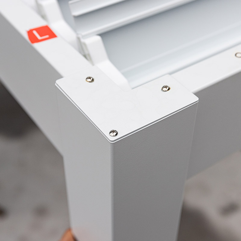 Verstellbare Lamellen – Pergola im schlichten modernen Stil