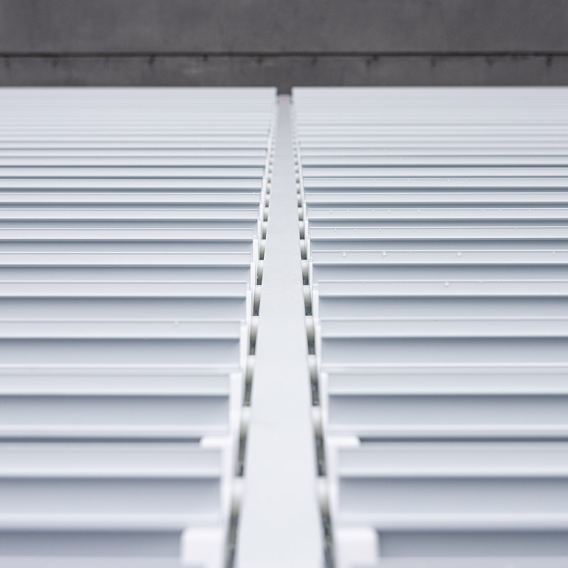Verstellbare Lamellen – Pergola im schlichten modernen Stil