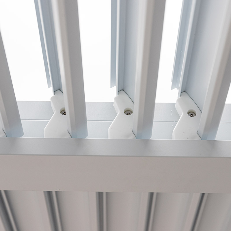 Verstellbare Lamellen – Pergola im schlichten modernen Stil