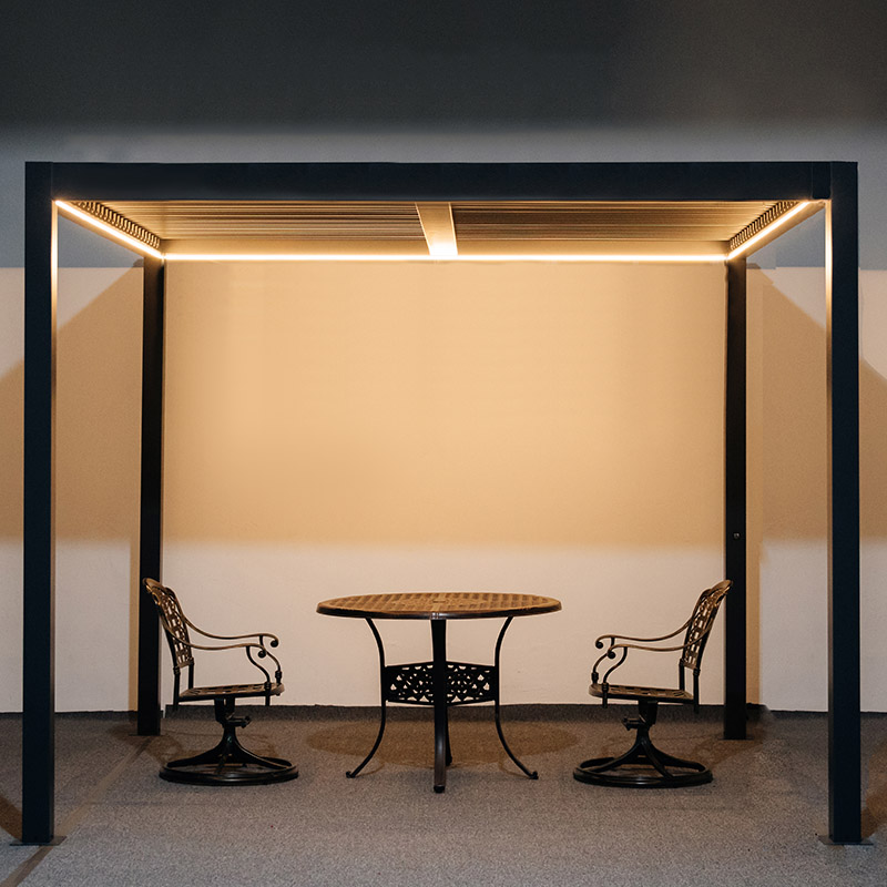 Moderne minimalistische Lamellen-Pergola mit Aluminiumrahmen und Beleuchtung