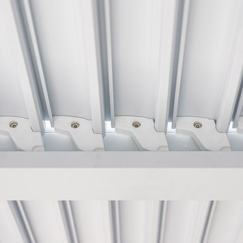 Verstellbare Lamellen – Pergola im schlichten modernen Stil