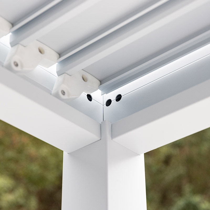 Verstellbare Lamellen – Pergola im schlichten modernen Stil